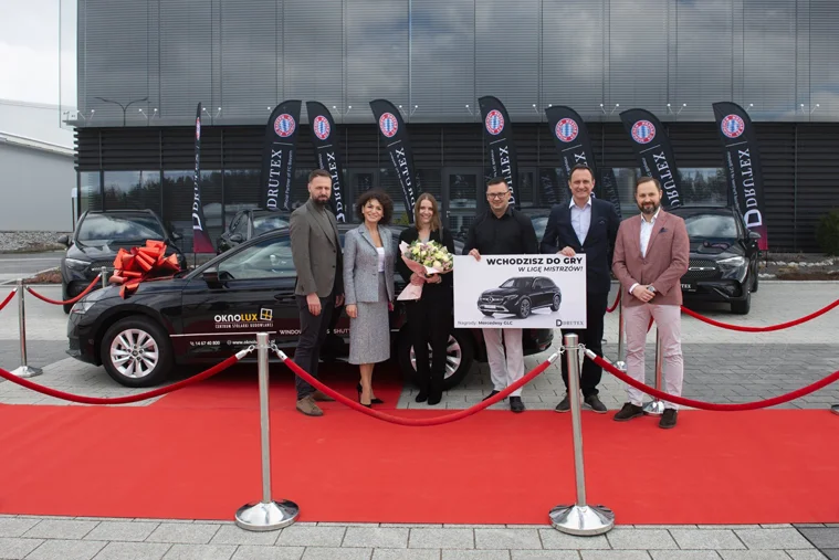 OKNOLUX pierwszym zwycięzcą w prestiżowym projekcie „40 samochodów na 40-lecie Drutex”